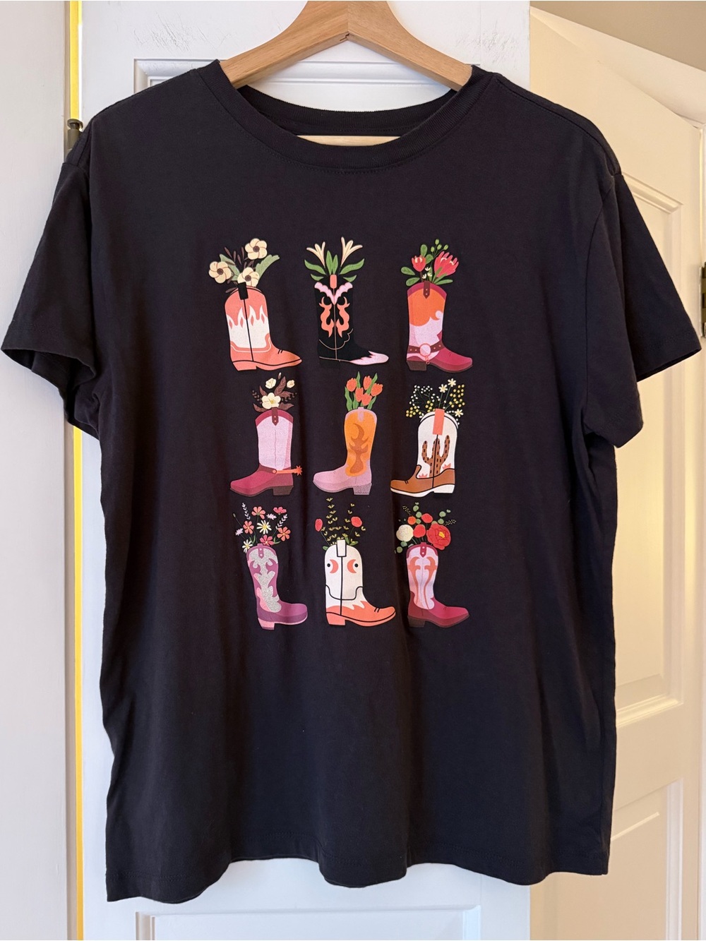 Doe Floral Cowboy Boots Graphic Tee Black Cotton T-Shirt Size Large